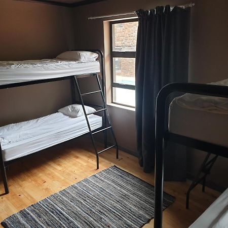 Lungile Backpackers Lodge Humewood Экстерьер фото